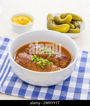 Zwei Rulades Rindfleisch in einer Schüssel mit Sauce Stockfoto