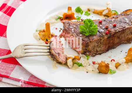 Gegrilltes Rumpsteak mit Pfifferlingen Stockfoto