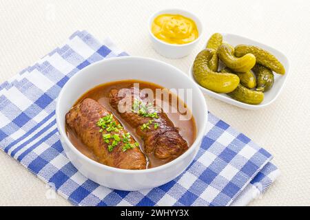 Zwei Rulades Rindfleisch in einer Schüssel mit Sauce Stockfoto