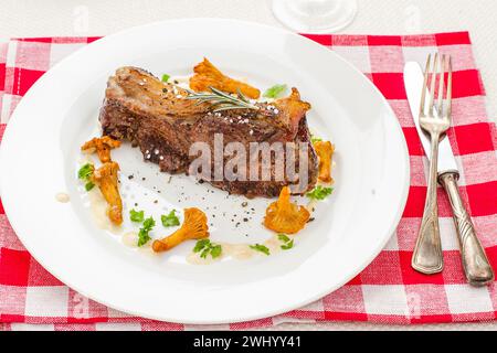 Gegrilltes Rumpsteak mit Pfifferlingen Stockfoto