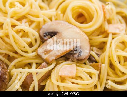 Spaghetti Carbonara mit Pilzen, Makro Stockfoto