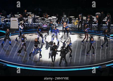 Uher tritt während der Apple Music Halftime Show im Super Bowl LVIII, Allegiant Stadium, Las Vegas, Nevada, USA auf. Bilddatum: Sonntag, 11. Februar 2024. Stockfoto