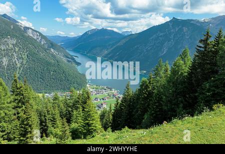 Der Achensee liegt wie ein Fjord zwischen Karwendel und Rofan in Tirol, Österreich Stockfoto