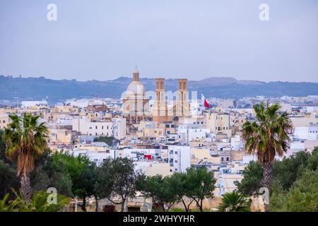 St. Gaetan Pfarrkirche in Hamrun, Malta, vom Floriana-Garten in Valletta aus gesehen Stockfoto