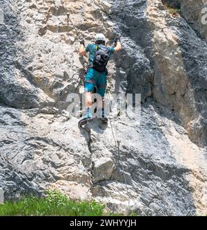 Bergsteiger am Dalfazer Wasserfall, Achensee, Tirol, Österreich, Juni Stockfoto