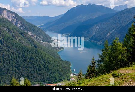 Der Achensee liegt wie ein Fjord zwischen Karwendel und Rofan in Tirol, Österreich Stockfoto