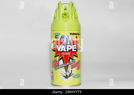 Nahaufnahme von Vape Fumakilla Double Jet Cap Mückenspray isoliert auf weißem Hintergrund Stockfoto