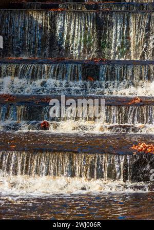 Mehrere kleine Kaskaden über die Granitstufen des Hopkinton Dam Spillway. Hopkinton State Park, MA, USA Stockfoto