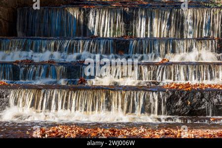 Mehrere kleine Kaskaden über die Granitstufen des Hopkinton Dam Spillway. Hopkinton State Park, MA, USA Stockfoto