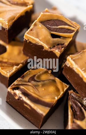 Schokoladenfudge mit Erdnussbutter wirbeln Stockfoto