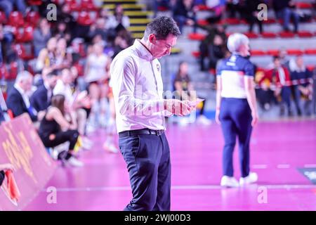 Rom, Italien. Februar 2024. Cheftrainer Michele Marchiaro (Wash4green Pinerolo) während des Spiels Roma Volley Club vs Wash4green Pinerolo, Volleyball Italian Serie A1 Women Match in Rom, Italien, 11. Februar 2024 Credit: Independent Photo Agency/Alamy Live News Stockfoto