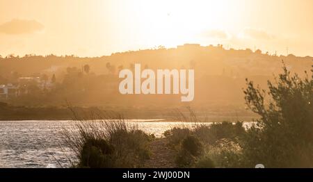 Marschland in der ländlichen portugiesischen Algarve bei Portimão Stockfoto
