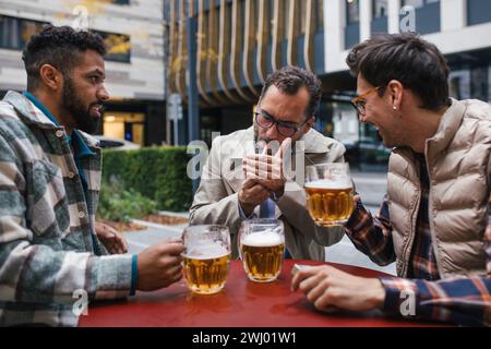 Die besten Freunde haben in der Stadt Bier getrunken und in der Bar geredet. Begriff der männlichen Freundschaft, Bromanz. Stockfoto