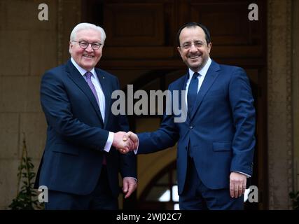 Nikosia, Zypern. Februar 2024. Bundespräsident Frank-Walter Steinmeier (l) wird im Präsidentenpalast von Nikos Christodoulides, dem Präsidenten der Republik Zypern, mit militärischen Auszeichnungen begrüßt. 20 Jahre nach dem Beitritt des Landes zur Europäischen Union (EU) und 50 Jahre nach der Teilung der Insel ist Präsident Steinmeier der erste deutsche Präsident, der das Land im östlichen Mittelmeerraum besucht. Quelle: Bernd von Jutrczenka/dpa/Alamy Live News Stockfoto