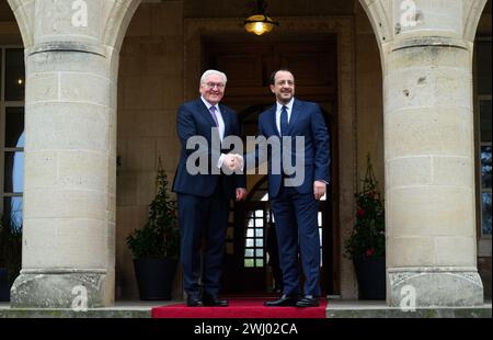 Nikosia, Zypern. Februar 2024. Bundespräsident Frank-Walter Steinmeier (l) wird im Präsidentenpalast von Nikos Christodoulides, dem Präsidenten der Republik Zypern, mit militärischen Auszeichnungen begrüßt. 20 Jahre nach dem Beitritt des Landes zur Europäischen Union (EU) und 50 Jahre nach der Teilung der Insel ist Präsident Steinmeier der erste deutsche Präsident, der das Land im östlichen Mittelmeerraum besucht. Quelle: Bernd von Jutrczenka/dpa/Alamy Live News Stockfoto