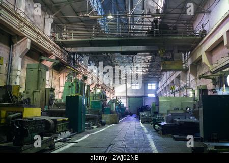 Innenraum einer industriellen Werkstatt mit schweren Maschinen für die Metallbearbeitung. Ausrüstung Werkzeuge im Werk für Fertigung, Konstruktion. Großer Hangar mit Stockfoto