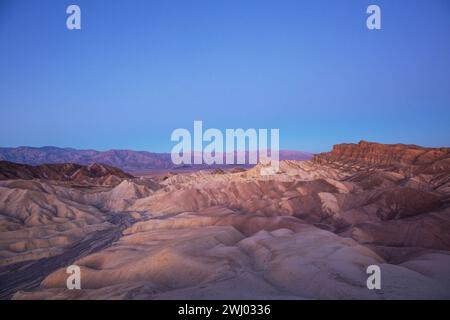 Zabriskie Point ist ein Aussichtspunkt in der Amargosa Range im Death Valley National Park, Kalifornien, USA Stockfoto