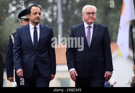 Nikosia, Zypern. Februar 2024. Bundespräsident Frank-Walter Steinmeier (l) wird im Präsidentenpalast von Nikos Christodoulides, dem Präsidenten der Republik Zypern, mit militärischen Auszeichnungen begrüßt. 20 Jahre nach dem Beitritt des Landes zur Europäischen Union (EU) und 50 Jahre nach der Teilung der Insel ist Präsident Steinmeier der erste deutsche Präsident, der das Land im östlichen Mittelmeerraum besucht. Quelle: Bernd von Jutrczenka/dpa/Alamy Live News Stockfoto