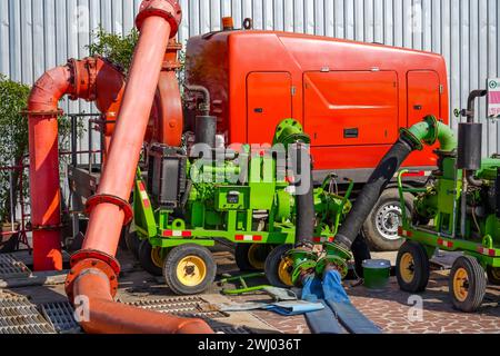 Technische Installationsausrüstung mit Rohrleitungssystem für Pumpumspannwerke zur Ableitung von Abwasser in die städtische Kanalisation, Entnahme von Stockfoto