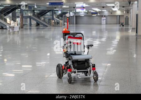 Moderner technologischer Rollstuhl mit Fernbedienung, Roboter mit künstlicher Intelligenz, für die Beförderung von Passagieren auf Flughäfen oder Bahnhöfen Stockfoto