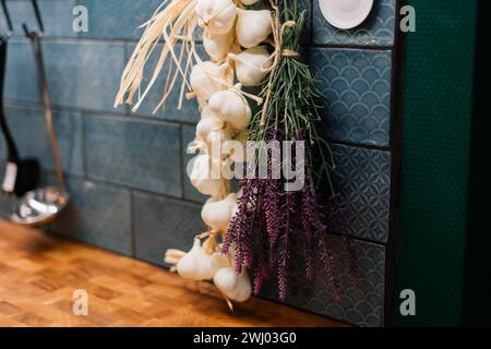 Küchenutensilien aus Holz, Blick auf Stapeln, Löffel, Schüsseln, Teller. Stockfoto