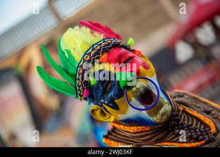 Ein Mann, dessen Gesicht als indigene Tradition gemalt ist, nimmt an der Parade Teil. Der Barranquilla Karneval ist eines der wichtigsten Volksfeste Kolumbiens, auch einer der bekanntesten Karnevals Lateinamerikas und ein immaterielles Kulturerbe der Menschheit, das 2003 von der UNESCO verkündet wurde. Es ist eine Reihe von Kulturen, einheimisch, afrikanisch und Spanisch, die sich in den Tänzen, Masken, Wagen, Kleidern und Musik widerspiegeln. Es zieht Touristen aus der ganzen Welt und internationale Medienaufmerksamkeit an. Stockfoto