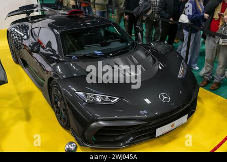 Paris, Frankreich - Rétromobile 2024. Konzentrieren Sie sich auf einen dunkelgrauen Mercedes-AMG 2024. Stockfoto