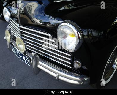 Itterbeck, Deutschland - 1. November 2022 Scheinwerfer, Grill und Stoßfänger eines alten schwarzen Peugeot 203 C. das Auto stammt aus dem Jahr 1955 Stockfoto