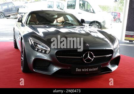 Itterbeck, Deutschland - 1. November 2022 die Vorderseite eines Mercedes Benz AMG GT S in Metallic-Grau Stockfoto