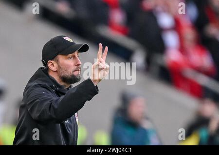 Stuttgart, Deutschland. Februar 2024. Fußball: Bundesliga, VfB Stuttgart - FSV Mainz 05, Spieltag 21, MHPArena. Stuttgarter Trainer Sebastian Hoeness gibt Anweisungen. Hinweis: Harry langer/dpa – WICHTIGER HINWEIS: gemäß den Vorschriften der DFL Deutscher Fußball-Liga und des DFB Deutscher Fußball-Bundes ist es verboten, im Stadion und/oder des Spiels aufgenommene Fotografien in Form von sequenziellen Bildern und/oder videoähnlichen Fotoserien zu verwenden oder zu nutzen./dpa/Alamy Live News Stockfoto