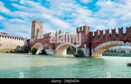 Ponte Scaligero, Ponte di Castelvecchio mittelalterliche Brücke in Verona über die Etsch. Stockfoto