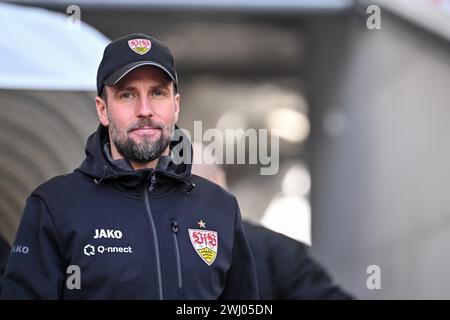 Stuttgart, Deutschland. Februar 2024. Fußball: Bundesliga, VfB Stuttgart - FSV Mainz 05, Spieltag 21, MHPArena. Stuttgarter Trainer Sebastian Hoeness steht vor dem Spiel im Stadion. Hinweis: Harry langer/dpa – WICHTIGER HINWEIS: gemäß den Vorschriften der DFL Deutscher Fußball-Liga und des DFB Deutscher Fußball-Bundes ist es verboten, im Stadion und/oder des Spiels aufgenommene Fotografien in Form von sequenziellen Bildern und/oder videoähnlichen Fotoserien zu verwenden oder zu nutzen./dpa/Alamy Live News Stockfoto