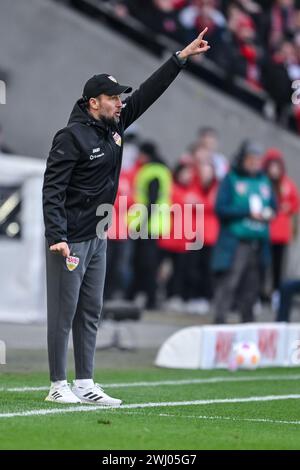 Stuttgart, Deutschland. Februar 2024. Fußball: Bundesliga, VfB Stuttgart - FSV Mainz 05, Spieltag 21, MHPArena. Stuttgarter Trainer Sebastian Hoeness gestikuliert. Hinweis: Harry langer/dpa – WICHTIGER HINWEIS: gemäß den Vorschriften der DFL Deutscher Fußball-Liga und des DFB Deutscher Fußball-Bundes ist es verboten, im Stadion und/oder des Spiels aufgenommene Fotografien in Form von sequenziellen Bildern und/oder videoähnlichen Fotoserien zu verwenden oder zu nutzen./dpa/Alamy Live News Stockfoto