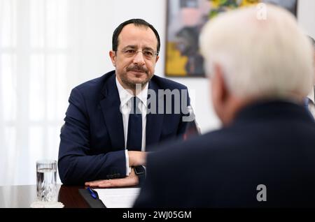 Nikosia, Zypern. Februar 2024. Bundespräsident Frank-Walter Steinmeier (r) und Nikos Christodoulides, Präsident der Republik Zypern, treffen sich mit ihren Delegationen im Präsidentenpalast. Bundespräsident Steinmeier ist der erste deutsche Präsident, der das Land im östlichen Mittelmeerraum besucht, 20 Jahre nach dem Beitritt des Landes zur Europäischen Union (EU) und 50 Jahre nach der Teilung der Insel. Quelle: Bernd von Jutrczenka/dpa/Alamy Live News Stockfoto