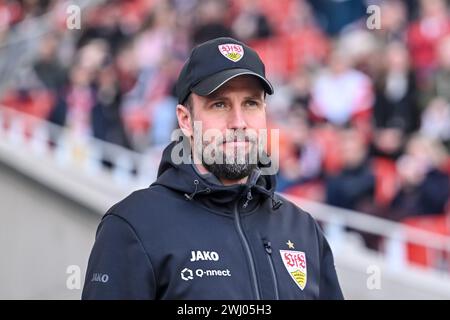 Stuttgart, Deutschland. Februar 2024. Fußball: Bundesliga, VfB Stuttgart - FSV Mainz 05, Spieltag 21, MHPArena. Stuttgarter Trainer Sebastian Hoeness steht vor dem Spiel im Stadion. Hinweis: Harry langer/dpa – WICHTIGER HINWEIS: gemäß den Vorschriften der DFL Deutscher Fußball-Liga und des DFB Deutscher Fußball-Bundes ist es verboten, im Stadion und/oder des Spiels aufgenommene Fotografien in Form von sequenziellen Bildern und/oder videoähnlichen Fotoserien zu verwenden oder zu nutzen./dpa/Alamy Live News Stockfoto