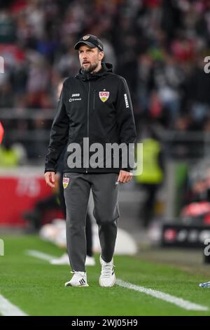 Stuttgart, Deutschland. Februar 2024. Fußball: Bundesliga, VfB Stuttgart - FSV Mainz 05, Spieltag 21, MHPArena. Stuttgarter Trainer Sebastian Hoeness beobachtet das Spiel. Hinweis: Harry langer/dpa – WICHTIGER HINWEIS: gemäß den Vorschriften der DFL Deutscher Fußball-Liga und des DFB Deutscher Fußball-Bundes ist es verboten, im Stadion und/oder des Spiels aufgenommene Fotografien in Form von sequenziellen Bildern und/oder videoähnlichen Fotoserien zu verwenden oder zu nutzen./dpa/Alamy Live News Stockfoto
