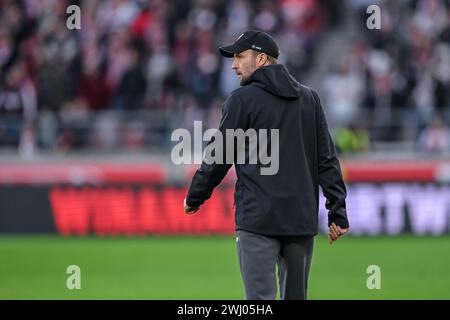 Stuttgart, Deutschland. Februar 2024. Fußball: Bundesliga, VfB Stuttgart - FSV Mainz 05, Spieltag 21, MHPArena. Stuttgarter Trainer Sebastian Hoeness steht vor dem Spiel im Stadion. Hinweis: Harry langer/dpa – WICHTIGER HINWEIS: gemäß den Vorschriften der DFL Deutscher Fußball-Liga und des DFB Deutscher Fußball-Bundes ist es verboten, im Stadion und/oder des Spiels aufgenommene Fotografien in Form von sequenziellen Bildern und/oder videoähnlichen Fotoserien zu verwenden oder zu nutzen./dpa/Alamy Live News Stockfoto