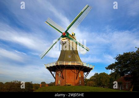 Eine der beiden Zwillingswerke, altes Greetsieler Sieltief, Greetsiel, Ostfriesland, Deutschland, Europa â€‹ Stockfoto