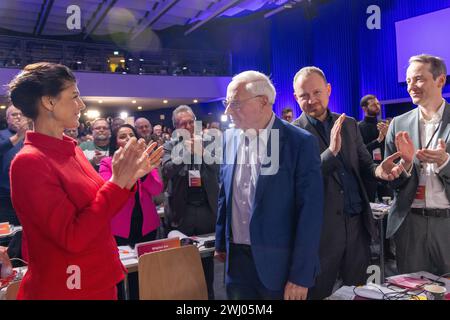 Erster BSW-Parteitag in Berlin Berlin, Deutschland - 27. Januar 2024: Sahra Wagenknecht gratuliert ihrem Ehemanns, Oskar Lafontaine, zu seiner gehaltenen Rede auf dem ersten BSW-Parteitag in Berlin. Die Partei Bündnis Sahra Wagenknecht BSW wurde im Januar 2024 unter anderem von Sahra Wagenknecht und weiteren ehemaligen Parteimitgliedern der Partei die linke gegründet. Berlin Stockfoto