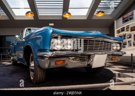 Antalya, Türkei - 1. Februar 2024: 1966 Chevrolet Impala im Automobilmuseum Antalya Stockfoto