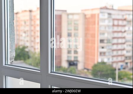 Blick vom Balkonfenster. Kunststofffenster Stockfoto
