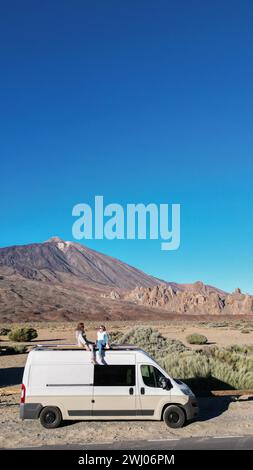 Ein Minibus parkt am Straßenrand mit Blick auf den Vulkanberg Teide auf Teneriffa. Stockfoto