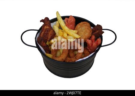 Snackteller, Pommes frites, Zwiebelringe, Hähnchenkeulen, Hähnchenflügel und Wurst Stockfoto