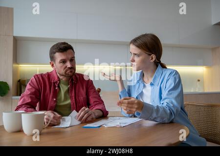 Verheiratetes Paar, das Finanzbudget plant, finanzielle Probleme hat, kein Geld für Schulden, Darlehen Stockfoto