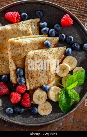 Ein Teller hausgemachter polnischer Pfannkuchen gefüllt mit süßem Hüttenkäse Stockfoto