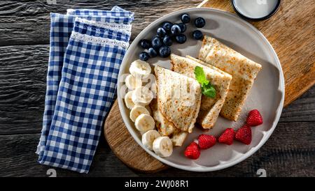 Ein Teller hausgemachter polnischer Pfannkuchen gefüllt mit süßem Hüttenkäse Stockfoto