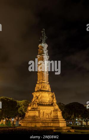 Das Albuquerque-Denkmal mit Bronzestatue von Afonso de Albuquerque bei Nacht in Belem, Lissabon, Portugal. Stockfoto