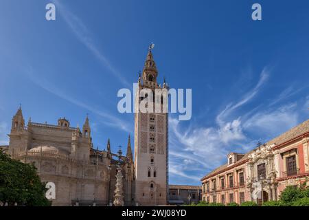 Kathedrale von Sevilla mit Glockenturm La Giralda und Erzbischofspalast in Sevilla, Andalusien, Spanien. Stockfoto