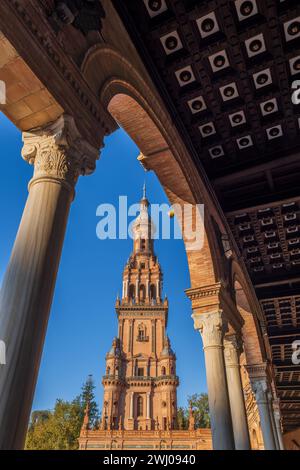 Nordturm an der Plaza de Espana, eingerahmt von Pavillonkolonnade, Wahrzeichen der Stadt in Sevilla, Andalusien, Spanien. Stockfoto