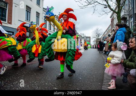 Nijmegen, Niederlande. Februar 2024. Eine Gruppe von Frauen sah während des Karnevals in lustigen Kostümen laufen. In Nijmegen, Niederlande, besteht die Karnevalsparade aus einem Wagen, der von einem Elektrofahrzeug mit den Prinzen und Prinzessinnen des Jahres gezogen wird. Der Rest der Parade besteht aus Personen, die in bunten Kostümen und Musikbands gekleidet sind. Die Hauptattraktion jedes Jahr ist das Kostüm, das der Bürgermeister der Stadt Huber Bruls trägt, dieses Jahr war das Thema Flower Power. Quelle: SOPA Images Limited/Alamy Live News Stockfoto